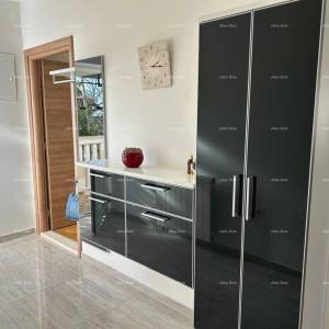 Ližnjan, uređena I kompletno namještena kuća sa garažom i konobom