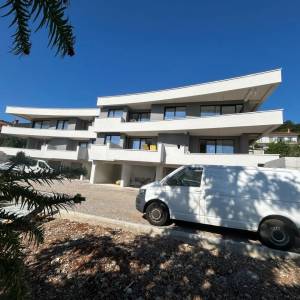 LOVRAN – Moderan apartman u prizemlju s vrtom i terasom, 350 m od mora