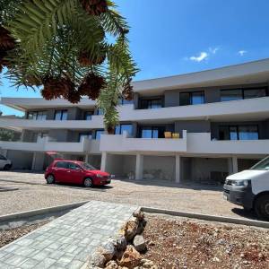 LOVRAN – Moderan apartman u prizemlju s vrtom i terasom, 350 m od mora