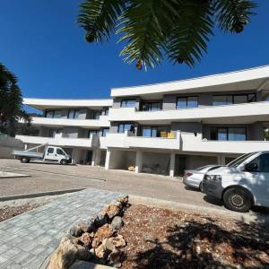 LOVRAN – Moderan apartman u prizemlju s vrtom i terasom, 350 m od mora