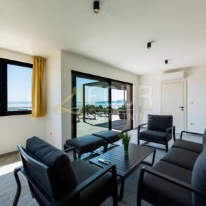 Lovran, moderna vila s unutarnjim bazenom i prekrasnim pogledom