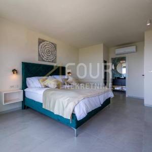 Lovran, moderna vila s unutarnjim bazenom i prekrasnim pogledom