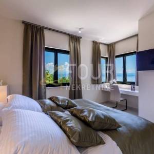 Lovran, moderna vila s unutarnjim bazenom i prekrasnim pogledom