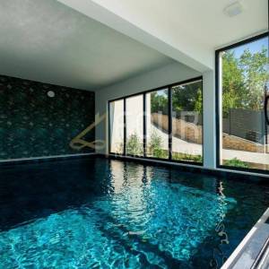 Lovran, moderna vila s unutarnjim bazenom i prekrasnim pogledom