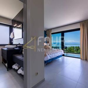 Lovran, moderna vila s unutarnjim bazenom i prekrasnim pogledom