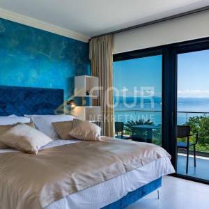 Lovran, moderna vila s unutarnjim bazenom i prekrasnim pogledom