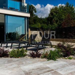 Lovran, moderna vila s unutarnjim bazenom i prekrasnim pogledom