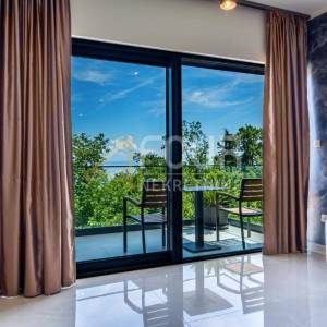 Lovran, moderna vila s unutarnjim bazenom i prekrasnim pogledom