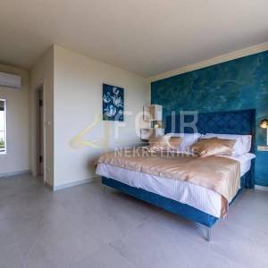 Lovran, moderna vila s unutarnjim bazenom i prekrasnim pogledom