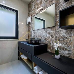 Lovran, moderna vila s unutarnjim bazenom i prekrasnim pogledom