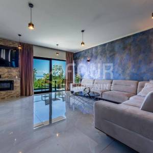 Lovran, moderna vila s unutarnjim bazenom i prekrasnim pogledom