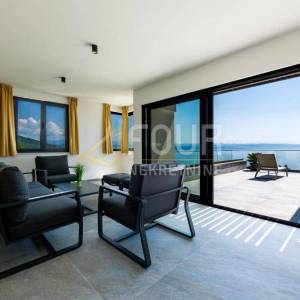 Lovran, moderna vila s unutarnjim bazenom i prekrasnim pogledom