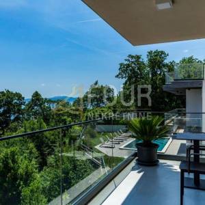 Lovran, moderna vila s unutarnjim bazenom i prekrasnim pogledom