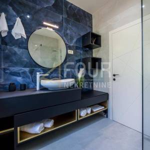 Lovran, moderna vila s unutarnjim bazenom i prekrasnim pogledom