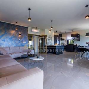 Lovran, moderna vila s unutarnjim bazenom i prekrasnim pogledom