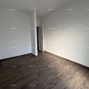 Luksuzan dvoetažni stan s pogledom na more i prostranom terasom u Zambratiji