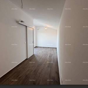 Luksuzan dvoetažni stan s pogledom na more i prostranom terasom u Zambratiji