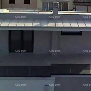 Luksuzan dvoetažni stan s pogledom na more i prostranom terasom u Zambratiji