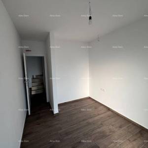 Luksuzan dvoetažni stan s pogledom na more i prostranom terasom u Zambratiji