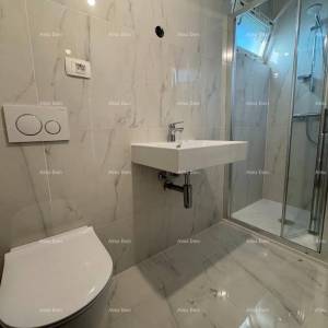 Luksuzan dvoetažni stan s pogledom na more i prostranom terasom u Zambratiji