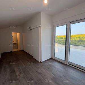 Luksuzan dvoetažni stan s pogledom na more i prostranom terasom u Zambratiji