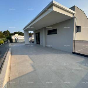 Luksuzan dvoetažni stan s pogledom na more i prostranom terasom u Zambratiji