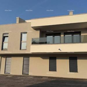 Luksuzan dvoetažni stan s pogledom na more i prostranom terasom u Zambratiji