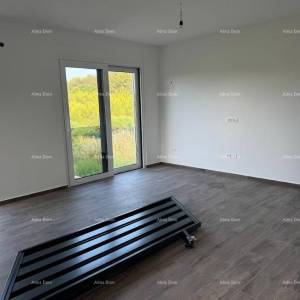 Luksuzan dvoetažni stan s pogledom na more i prostranom terasom u Zambratiji