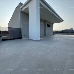 Luksuzan dvoetažni stan s pogledom na more i prostranom terasom u Zambratiji