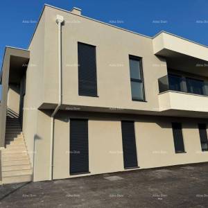 Luksuzan dvoetažni stan s pogledom na more i prostranom terasom u Zambratiji