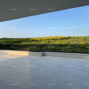 Luksuzan dvoetažni stan s pogledom na more i prostranom terasom u Zambratiji