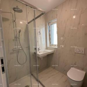 Luksuzan dvoetažni stan s pogledom na more i prostranom terasom u Zambratiji