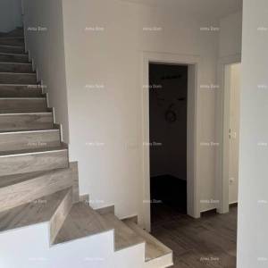 Luksuzan dvoetažni stan s pogledom na more i prostranom terasom u Zambratiji