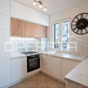 Luksuzan dvosoban stan s panoramskim pogledom na more na Žnjanu