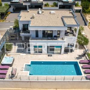 Luksuzna Vila u Makarskoj s panoramskim pogledom na more i Biokovo!
