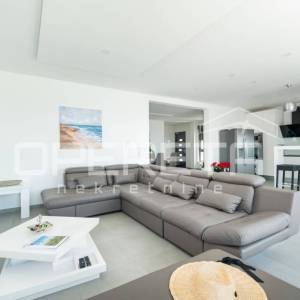 Luksuzna Vila u Makarskoj s panoramskim pogledom na more i Biokovo!
