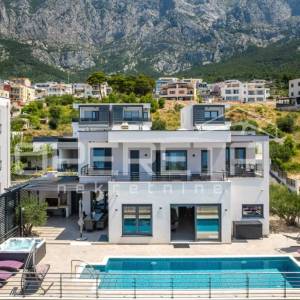 Luksuzna Vila u Makarskoj s panoramskim pogledom na more i Biokovo!

