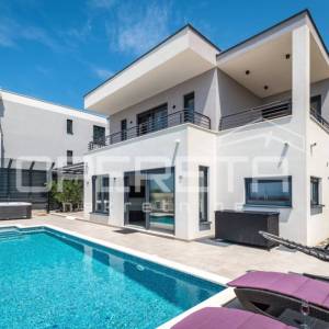 Luksuzna Vila u Makarskoj s panoramskim pogledom na more i Biokovo!
