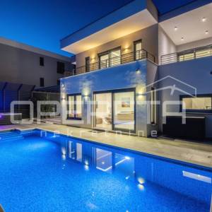 Luksuzna Vila u Makarskoj s panoramskim pogledom na more i Biokovo!
