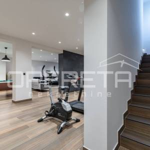 Luksuzna Vila u Makarskoj s panoramskim pogledom na more i Biokovo!
