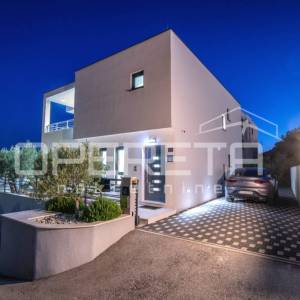 Luksuzna Vila u Makarskoj s panoramskim pogledom na more i Biokovo!
