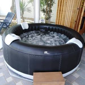 Luksuzna villa sa bazenom, velikom i uređenom okućnicom.