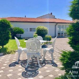 Luksuzna villa sa bazenom, velikom i uređenom okućnicom.