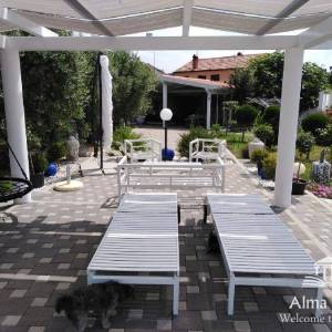 Luksuzna villa sa bazenom, velikom i uređenom okućnicom.