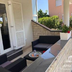 Luksuzna villa sa bazenom, velikom i uređenom okućnicom.