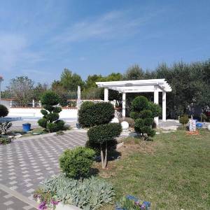 Luksuzna villa sa bazenom, velikom i uređenom okućnicom.