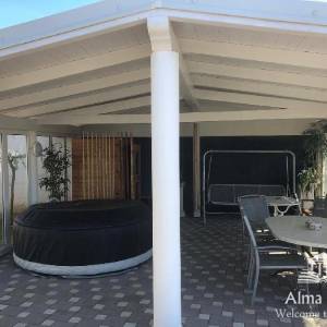 Luksuzna villa sa bazenom, velikom i uređenom okućnicom.