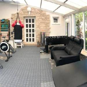 Luksuzna villa sa bazenom, velikom i uređenom okućnicom.