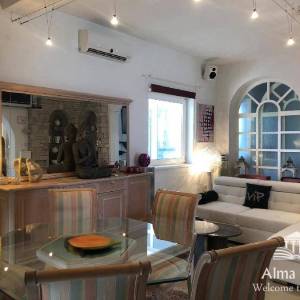 Luksuzna villa sa bazenom, velikom i uređenom okućnicom.