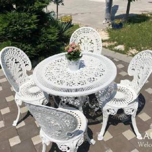 Luksuzna villa sa bazenom, velikom i uređenom okućnicom.